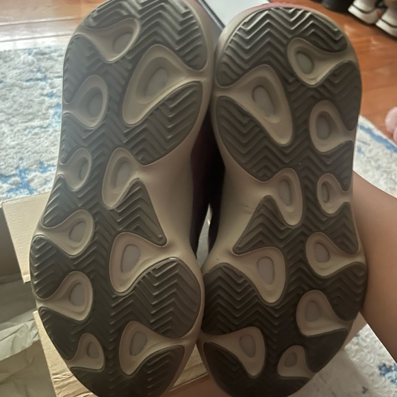 Yeezy 700 v3 Fade Carbon - Picture 4 of 7